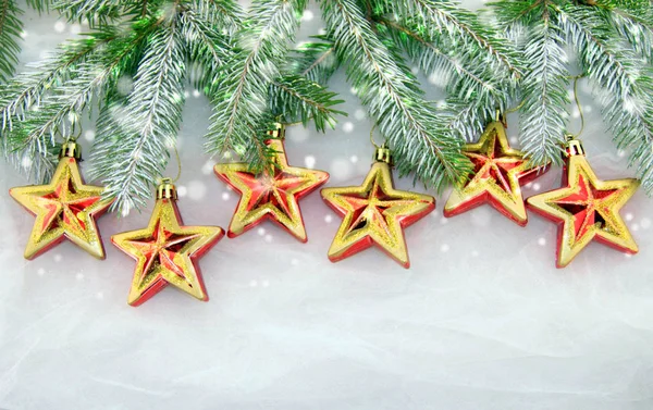 Decoración Navideña Con Ramitas Navidad Verdes Estrellas Brillantes Sobre Fondo — Foto de Stock