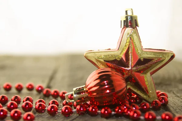 Decoración Navideña Con Perlas Rojas Bola Roja Brillante Estrella Una — Foto de Stock