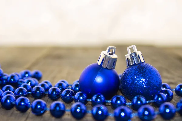 蓝色羽毛和蓝色发亮的球在木表面的圣诞节装饰 — 图库照片