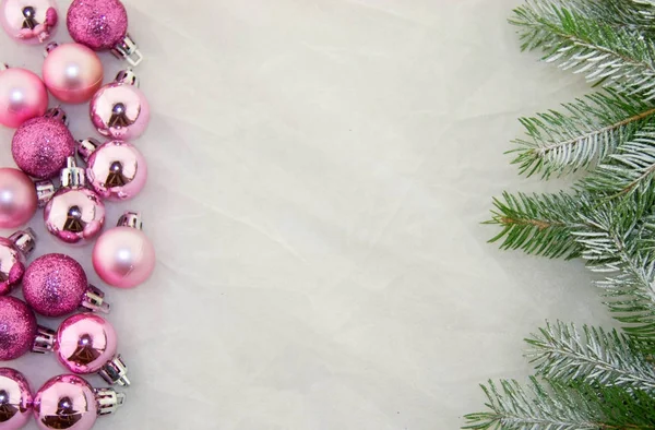 Χριστουγεννιάτικη Διακόσμηση Μπάλες Φως Ροζ Και Πράσινο Χριστουγεννιάτικο Δέντρο Κλαδιά — Φωτογραφία Αρχείου
