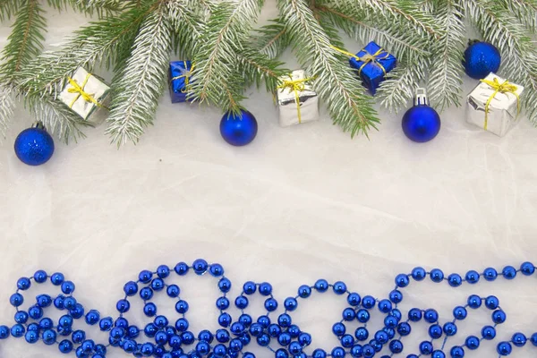 Noel dekorasyon parlak mavi topları, paketleri ve Noel ağacının beyaz zemin üzerine yeşil dallar