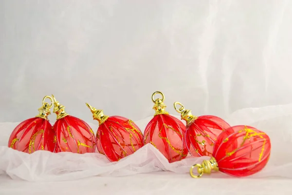 Beyaz zemin üzerine altın ayrıntılarla kırmızı süslemeleri ile Noel dekorasyon