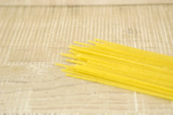 Espaguetis Aislados Sobre Una Superficie Madera — Foto de Stock