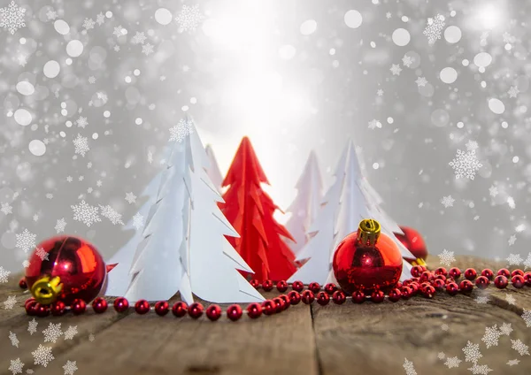 Navidad Origami Blanco Árbol Navidad Con Decoraciones Rojas Sobre Una — Foto de Stock