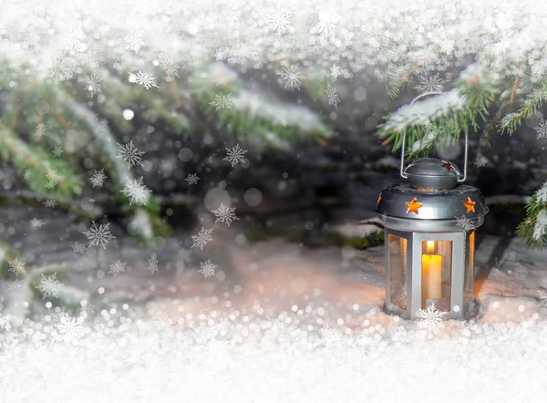 Tiempo Vacaciones Linterna Con Vela Encendida Nieve Por Noche — Foto de Stock