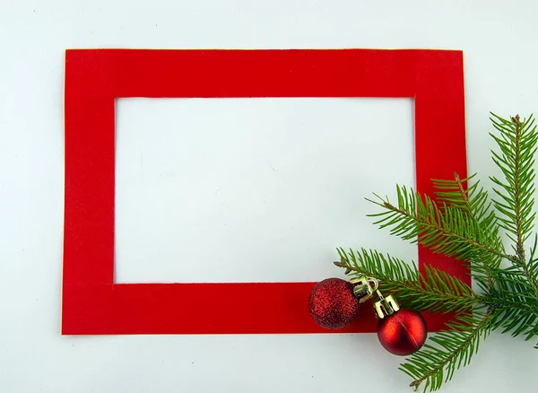 Čas Vánoce Červený Rám Bílém Pozadí Prázdninové Dekorace Větve Vánočního — Stock fotografie