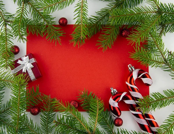 Navidad Tarjeta Roja Sobre Fondo Blanco Con Marco Ramas Árbol — Foto de Stock