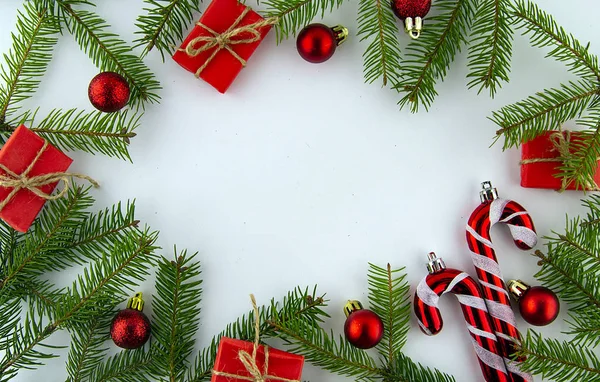 Ramas Aisladas Del Árbol Navidad Sobre Fondo Blanco Con Decoraciones — Foto de Stock