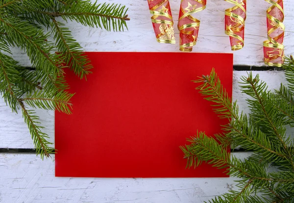 Čas Vánoce Rekreační Karta Třpytivou Výzdobou Vánoční Stromeček Bílém Dřevěném — Stock fotografie