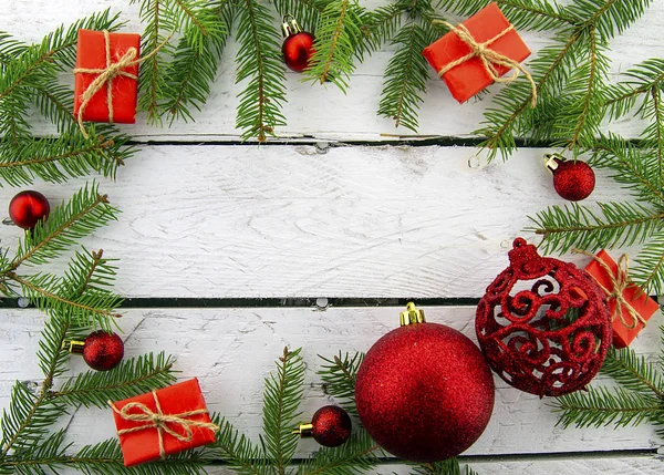 Izolované Větve Vánočního Stromku Bílém Dřevěném Pozadí Červeně Třpytivou Vánoční — Stock fotografie