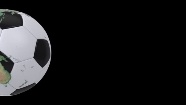 Реалистичный футбольный мяч изолирован на черном экране. 3d плавный цикл анимации. Подробная карта мира по черно-белому футбольному мячу . — стоковое видео