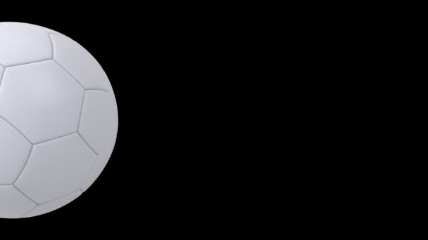 Реалистичный белый футбольный мяч изолирован на черном фоне. 3D-анимация циклов . — стоковое видео