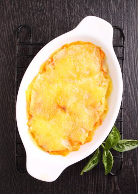 graten patates ve süt ile kabak.
