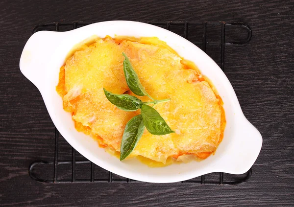 Batatas gratinadas e abóboras com leite . — Fotografia de Stock