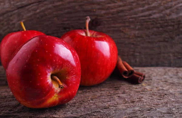Κόκκινα μήλα με κανέλα — Φωτογραφία Αρχείου
