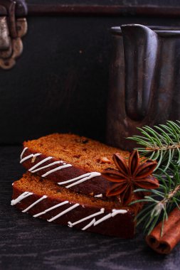 Buzlanma ile dekore edilmiş gingerbread