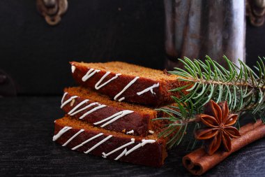 Buzlanma ile dekore edilmiş gingerbread