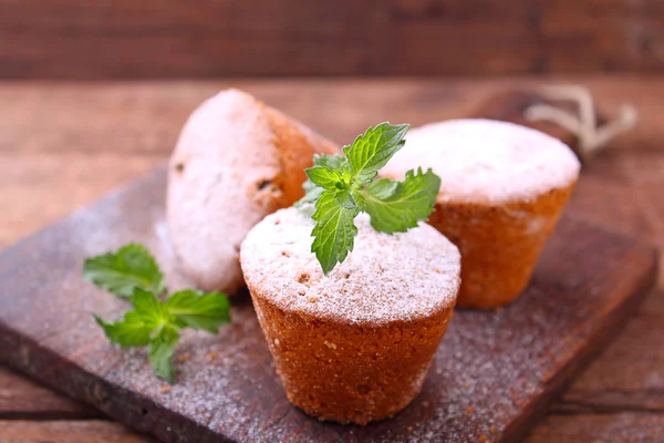 Kuru üzüm ile sünger kek