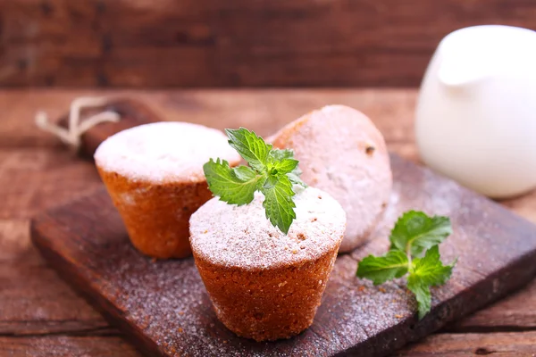 Biskuitkuchen mit Rosinen — Stockfoto