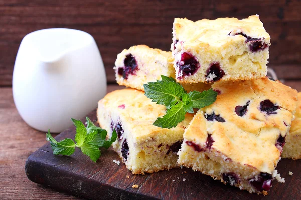 Kuchen mit Blaubeeren in Scheiben — Stockfoto