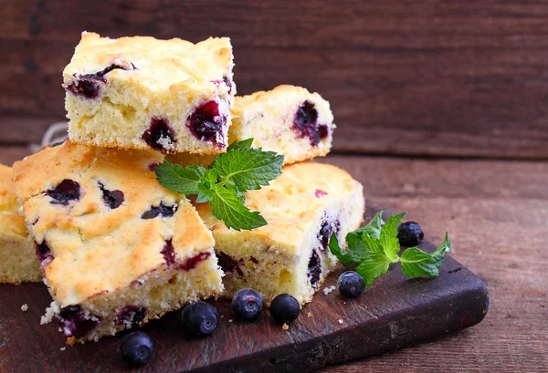 Torta con mirtilli tagliati a fette — Foto Stock