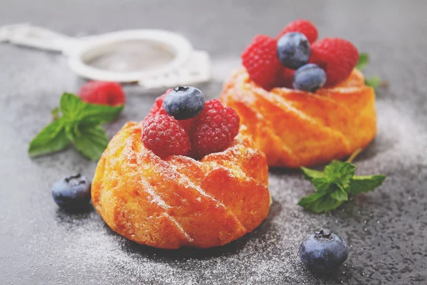 Kuchen mit Himbeeren und Blaubeeren — Stockfoto