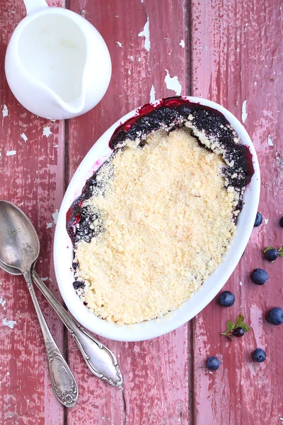 Crumble aux bleuets dans une assiette blanche — Photo