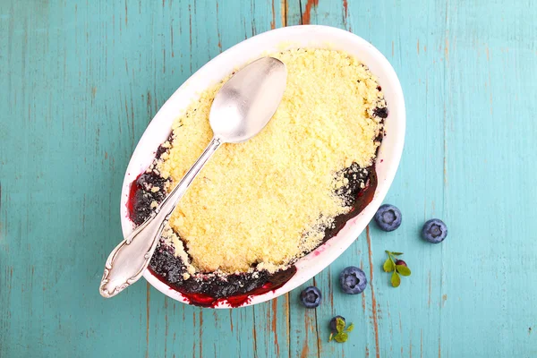 Crumble with blueberries in white plate — Stock Photo, Image