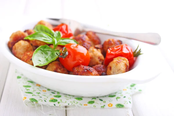 Almôndegas com tomates na placa branca — Fotografia de Stock