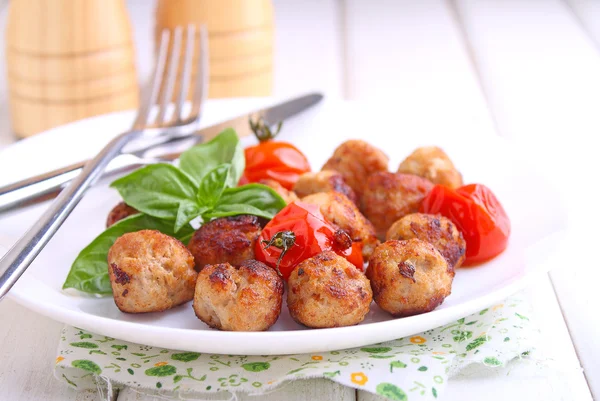 köfte beyaz tabakta domates ile