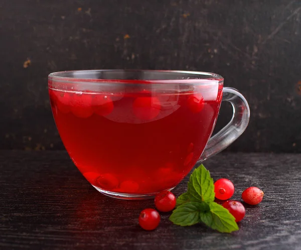 Tea with cranberries in cup — Stock Photo, Image