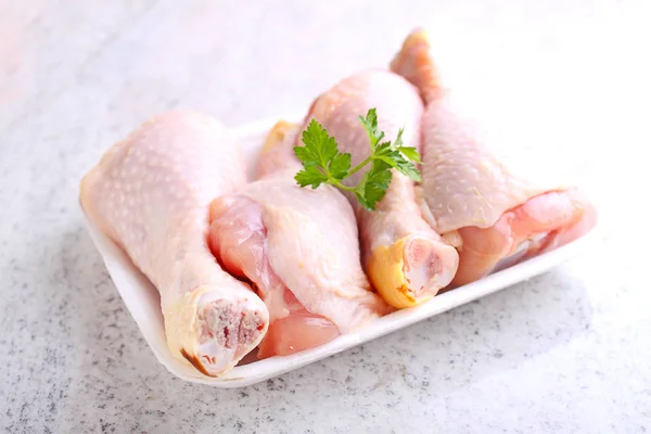 Cuisses de poulet dans l'emballage — Photo