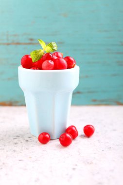 mavi bir bardak kızılcık