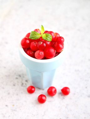 mavi bir bardak kızılcık