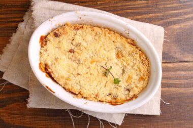 Elmalı beyaz tabak içinde harap