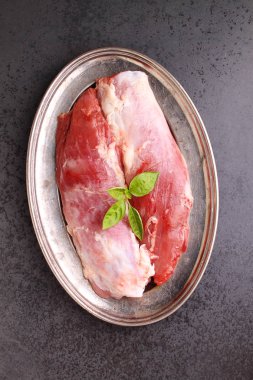 çiğ et baharatlar ile  