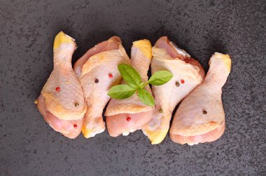 Çiğ tavuk bacağı.  