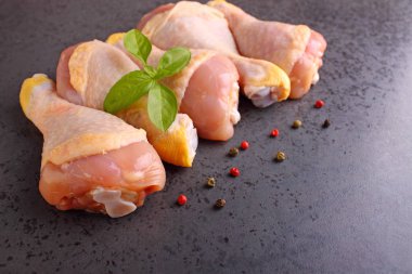 Çiğ tavuk bacağı.  