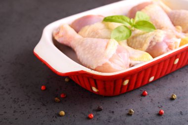 Çiğ tavuk bacağı. 