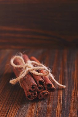 Ahşap zemin üzerine tarçın çubukları 