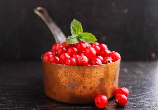 小红莓在铜斗 — 图库照片