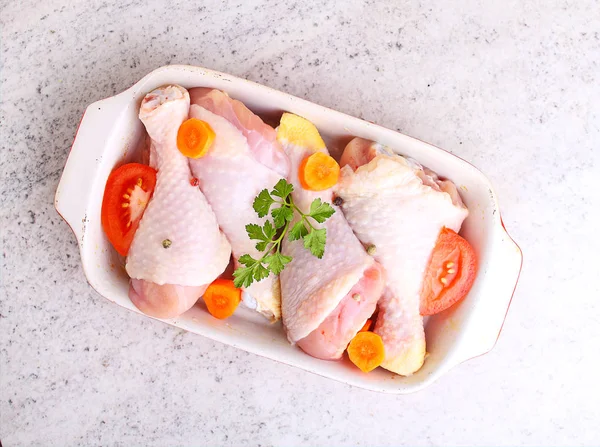 빨간 접시 포장에 원시 닭 다리 — 스톡 사진