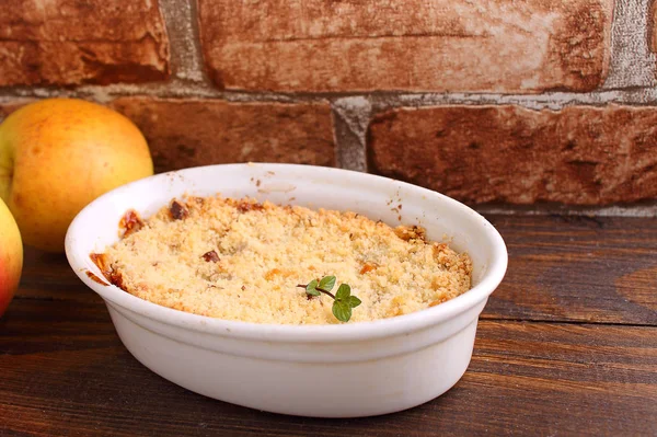 Elmalı beyaz tabak içinde harap