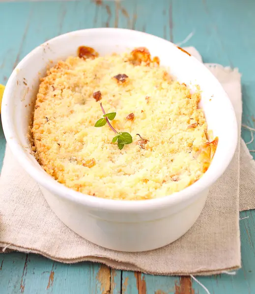 Elmalı beyaz tabak içinde harap