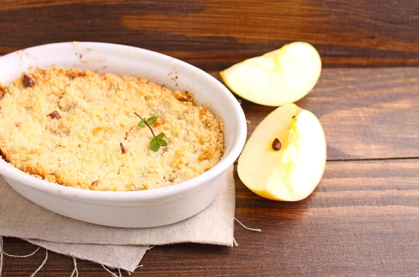 Elmalı beyaz tabak içinde harap