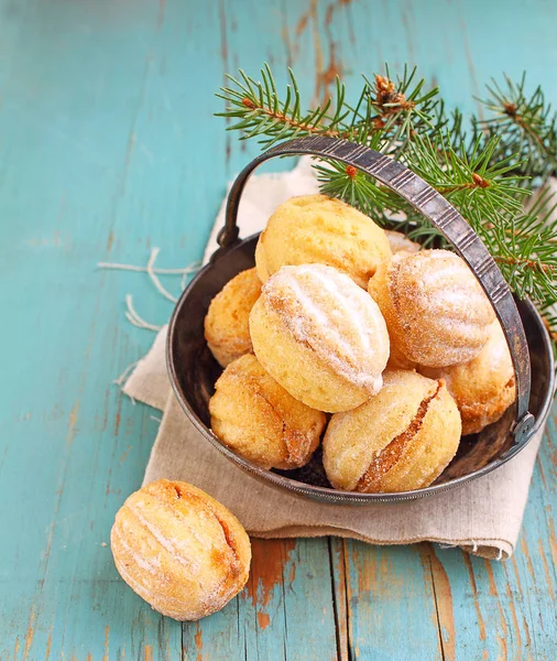 "NUTS "-koekjes met gecondenseerde melk op een blauwe achtergrond — Stockfoto