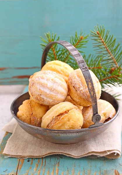 "Diófélék "sűrített tejes cookie-k kék alapon" — Stock Fotó