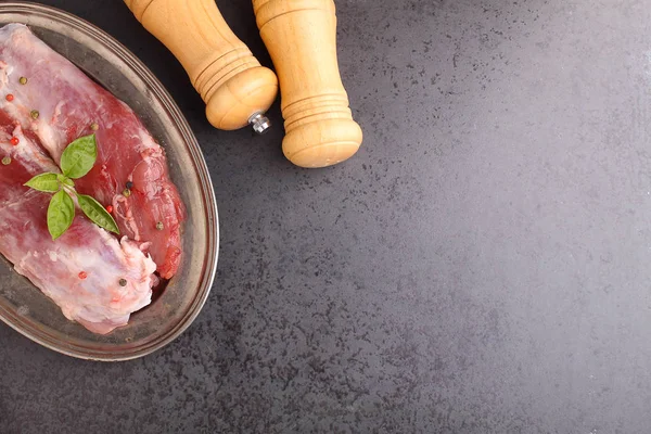 Carne cruda con especias —  Fotos de Stock