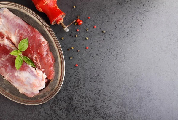 Carne cruda con especias —  Fotos de Stock