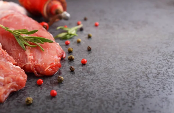 Carne cruda con especias —  Fotos de Stock